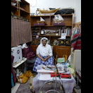 Dieser nette Herr stellt einfaches Kinderspielzeug her und bietet es in seinem Laden an